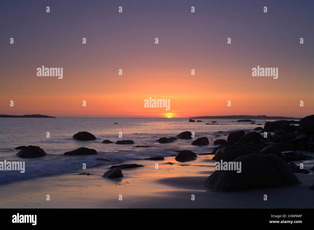 Donegal Sonnenuntergang, Abendrot, Sonnenuntergang, Wellen, Magheragallon, Derrybeg, Süd-Irland Stockfoto