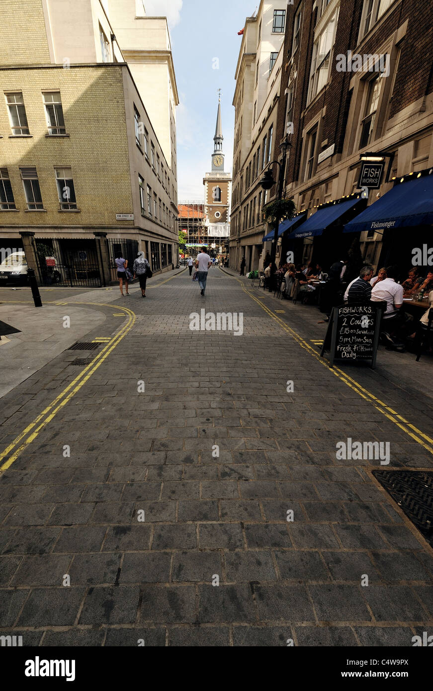 Touristen Essen und trinken in der Vine Street, London Stockfoto