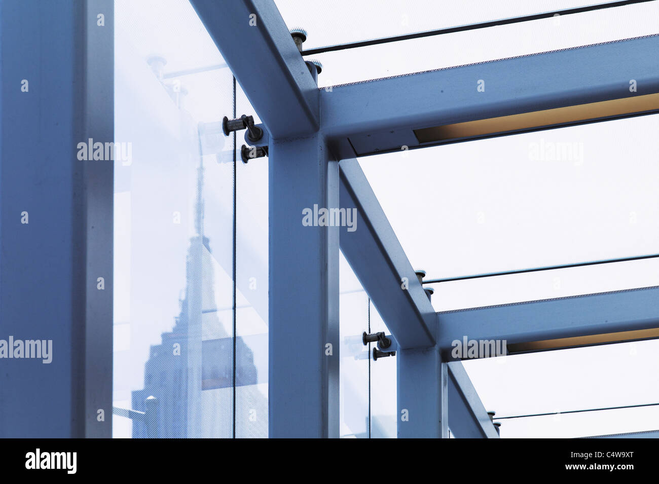 USA, New York State, New York City, Empire State Building gesehen hinter Fensterrahmen Stockfoto