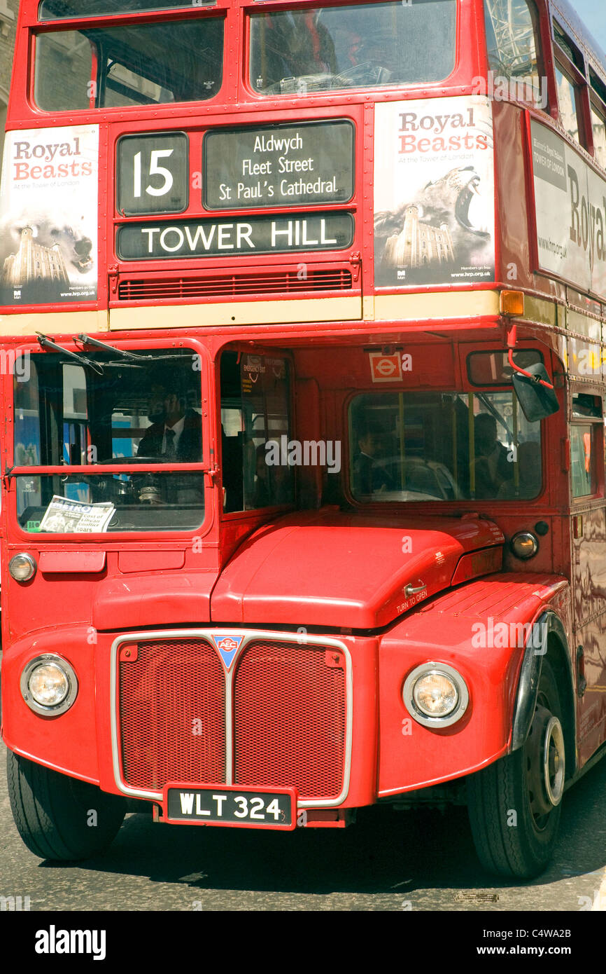 Nahaufnahme der alten Routemaster Doppeldecker Bus Nr. 15 bis Tower Hill, London Stockfoto