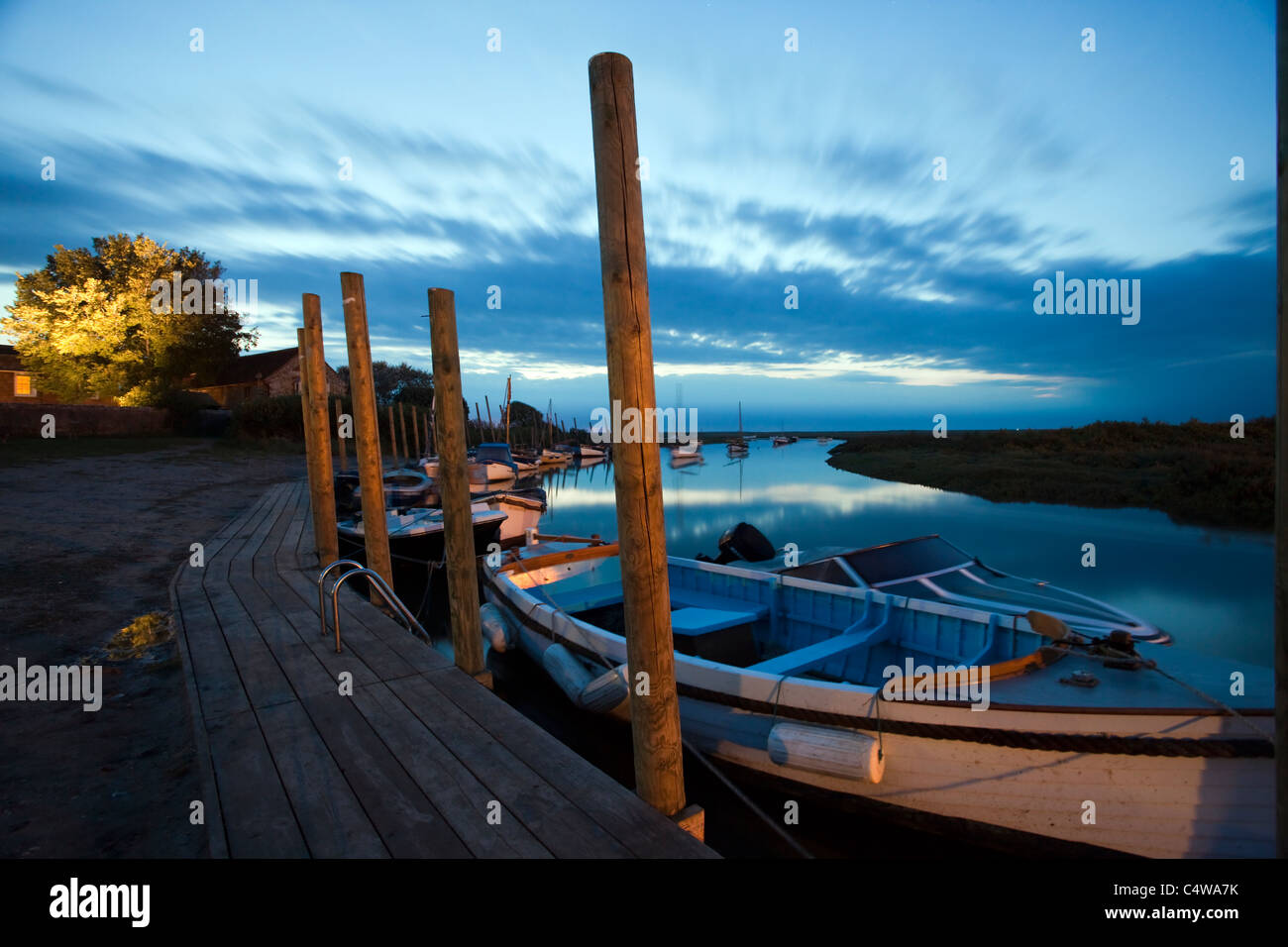 kleine Boote vor Anker oben am Blakeney Kai in der Nacht in Norfolk East Anglia Stockfoto