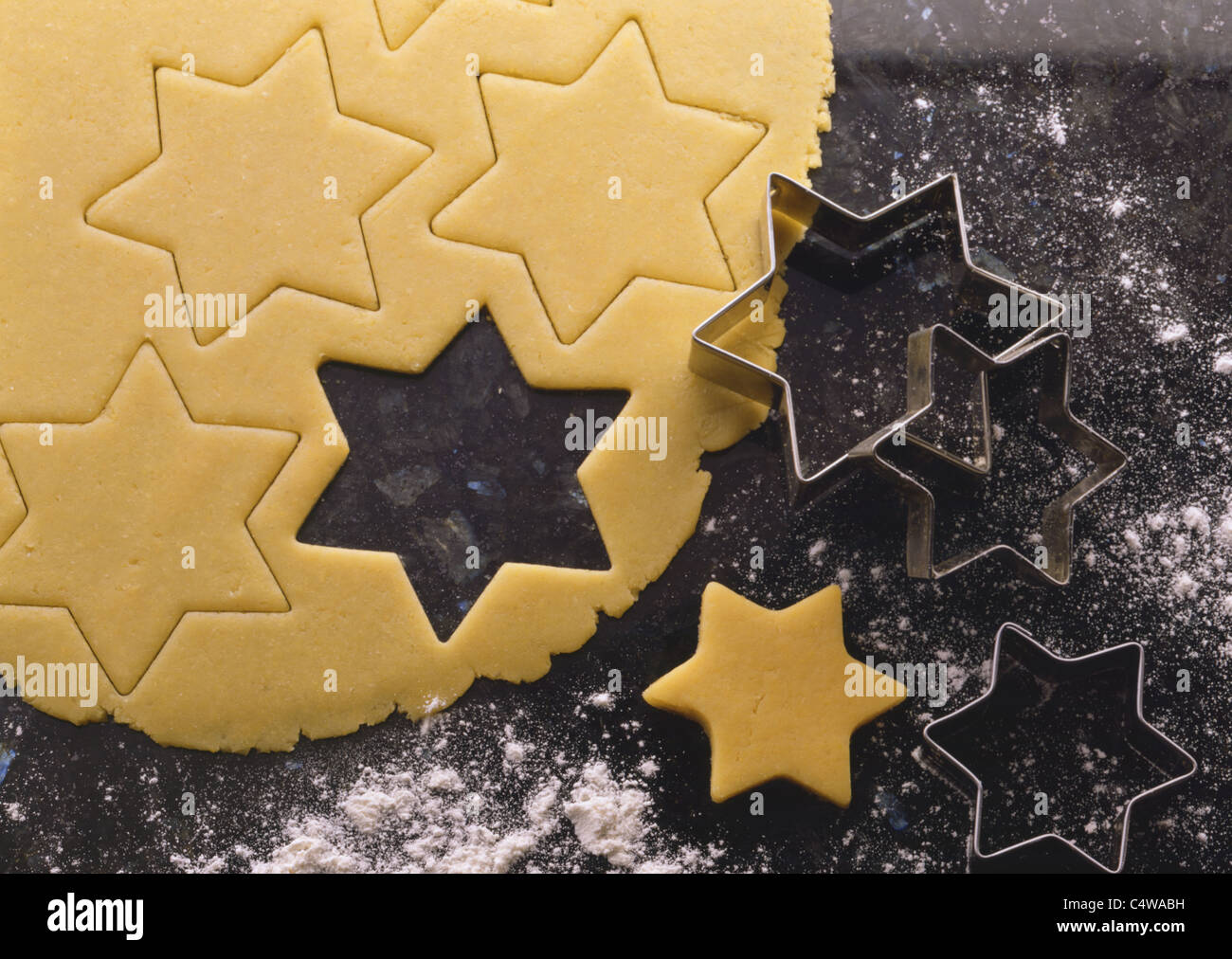 Schritt: Schneiden Sie Cookies (Sterne) Stockfoto