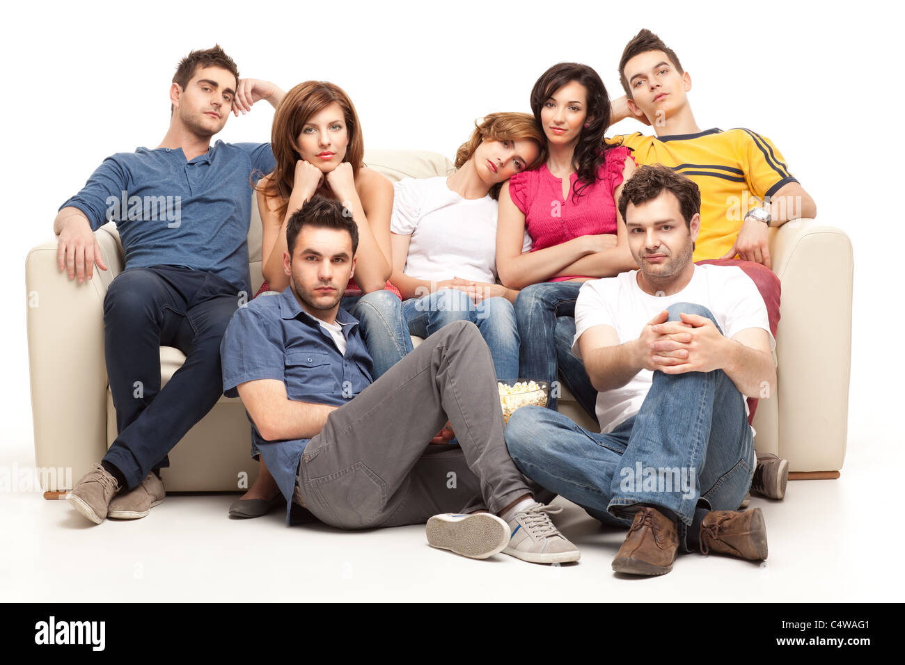 junge Zusammenkunft von Freunden gerade langweilig traurigen Film Stockfoto