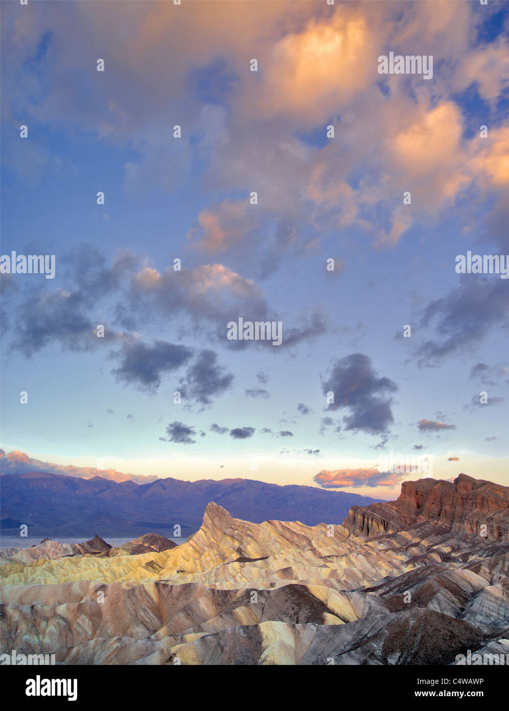 Morgenwolken Sonnenaufgang am Zabriskie Point, Death Valley Nationalpark, Kalifornien Stockfoto