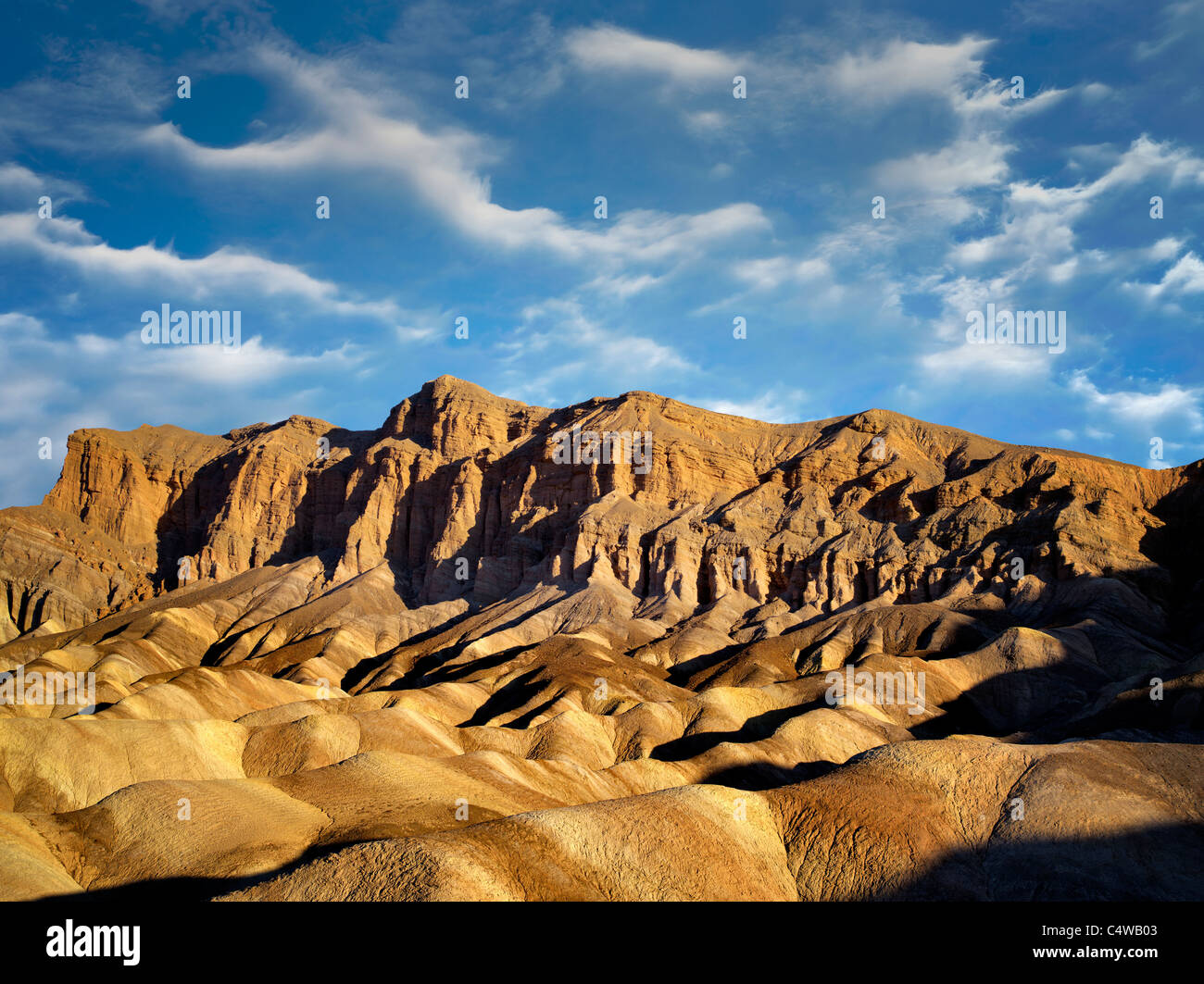Bunten Felsformationen von Golden Canyon Trail gesehen. Death Valley Nationalpark, Kalifornien. Himmel wurde hinzugefügt Stockfoto