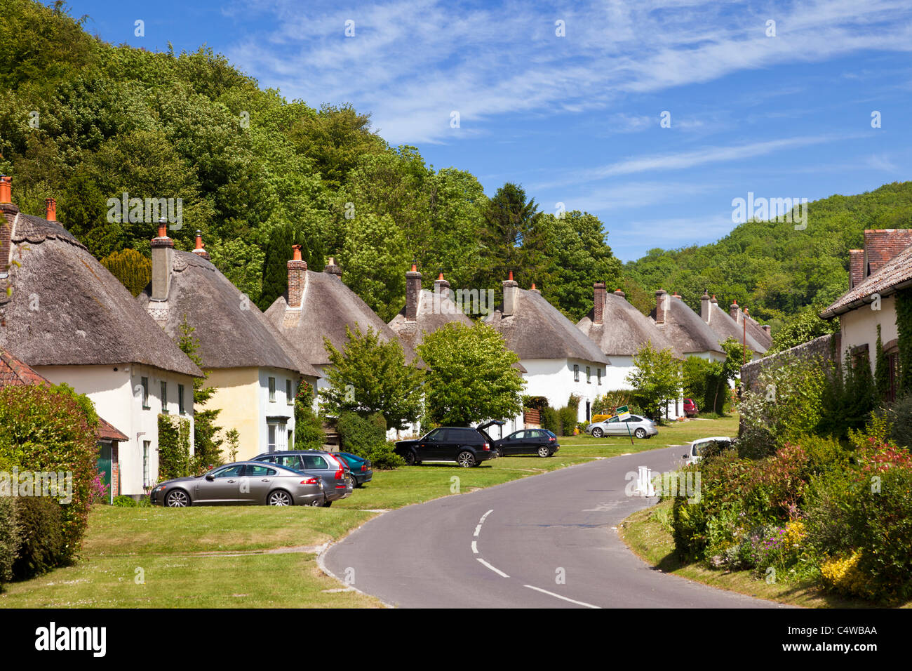 Schöne alte Dorf UK, Milton Abbas Dorf in Dorset, England, Vereinigtes Königreich mit traditionellen englischen strohgedeckten Häuser entlang der Straße Stockfoto