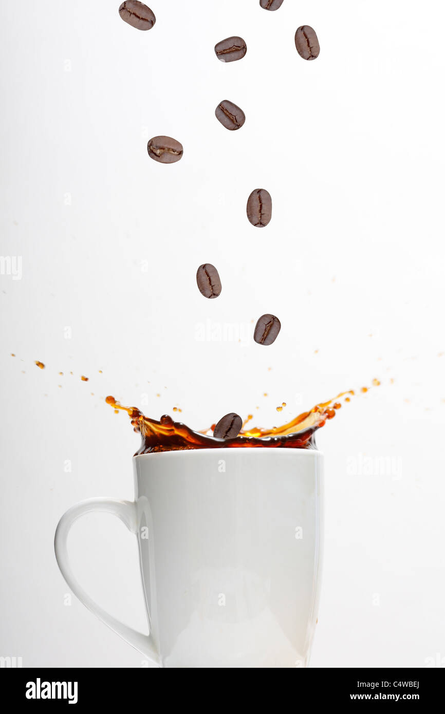 Gießen, spritzt Kaffee Stockfoto