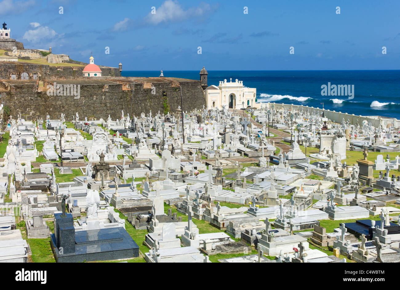 Old San Juan, Puerto Rico-Blick auf Santa Maria Magdalena Friedhof mit Festung El Morro Stockfoto