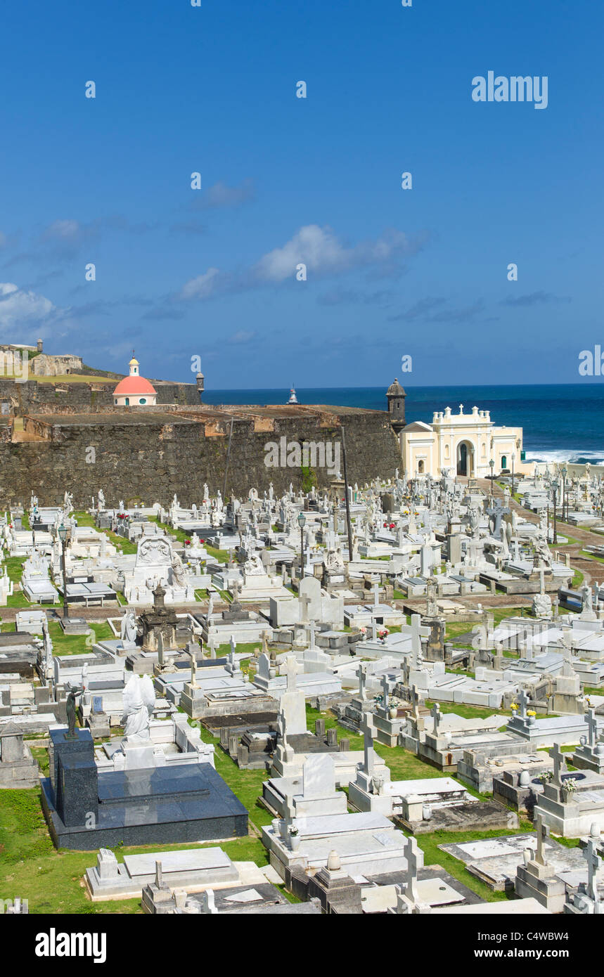 Old San Juan, Puerto Rico-Blick auf Santa Maria Magdalena Friedhof mit Festung El Morro Stockfoto