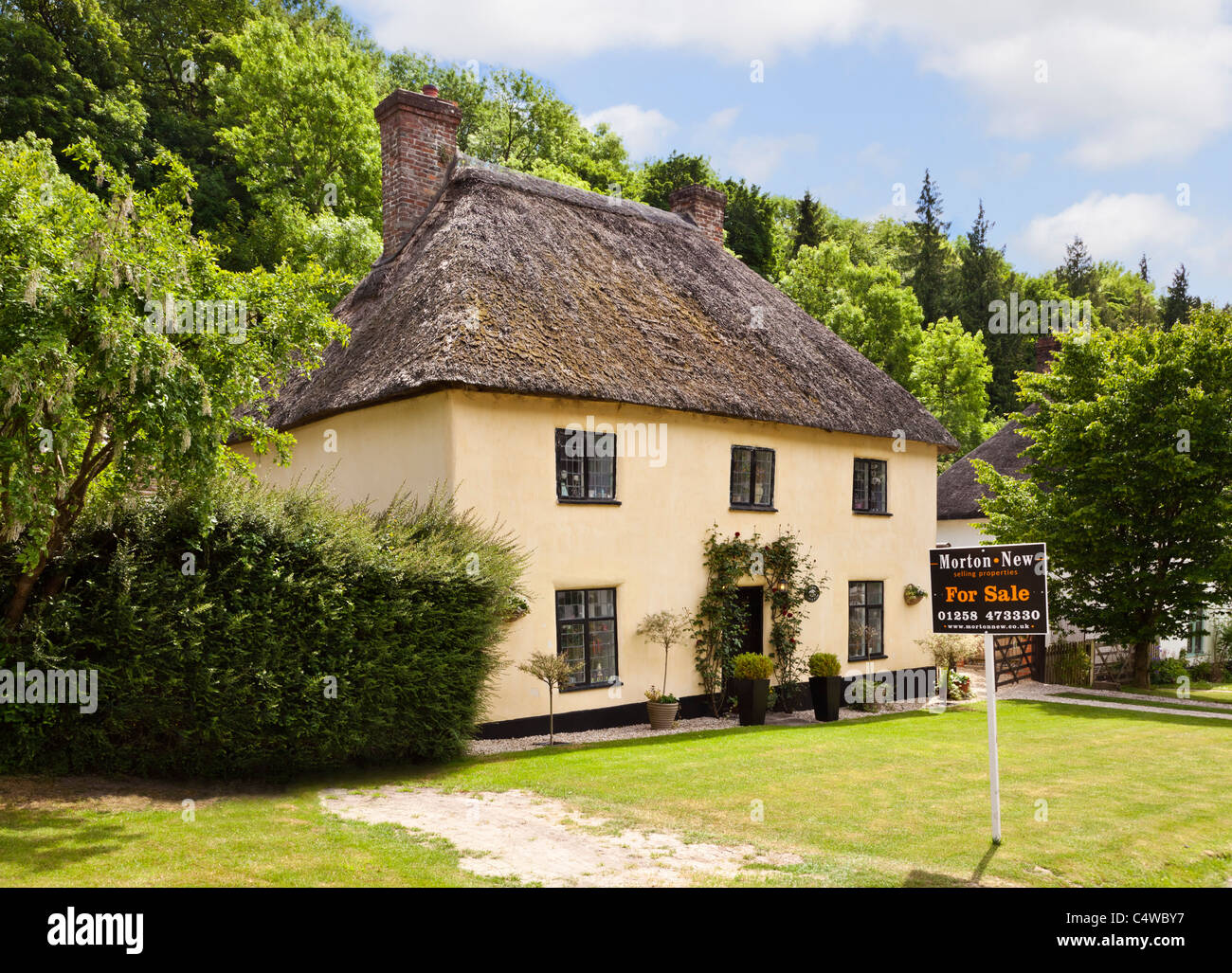 Haus zum Verkauf - Englisch freistehendes Reetdachhaus zum Verkauf, England UK Stockfoto
