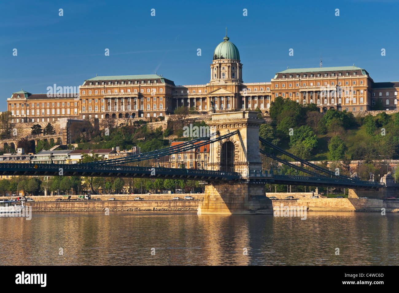 Blick auf Szechenyi Lánchíd Kettenbrücke und Budaer Burg in Budapest, Ungarn, Europa Stockfoto