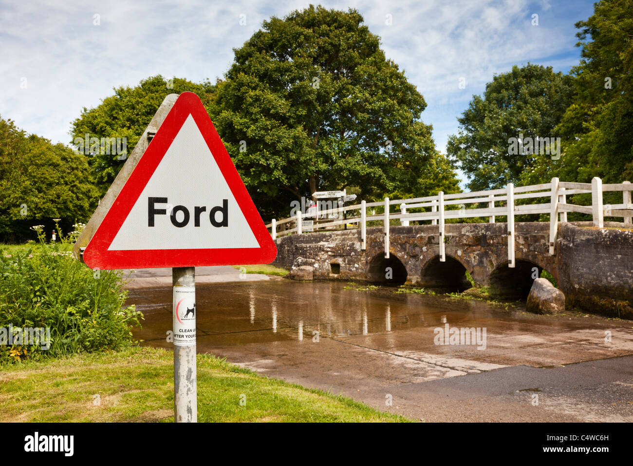 Der Ford über einen Fluss Stream von Tarrant Monkton, Dorset, England, Großbritannien Stockfoto