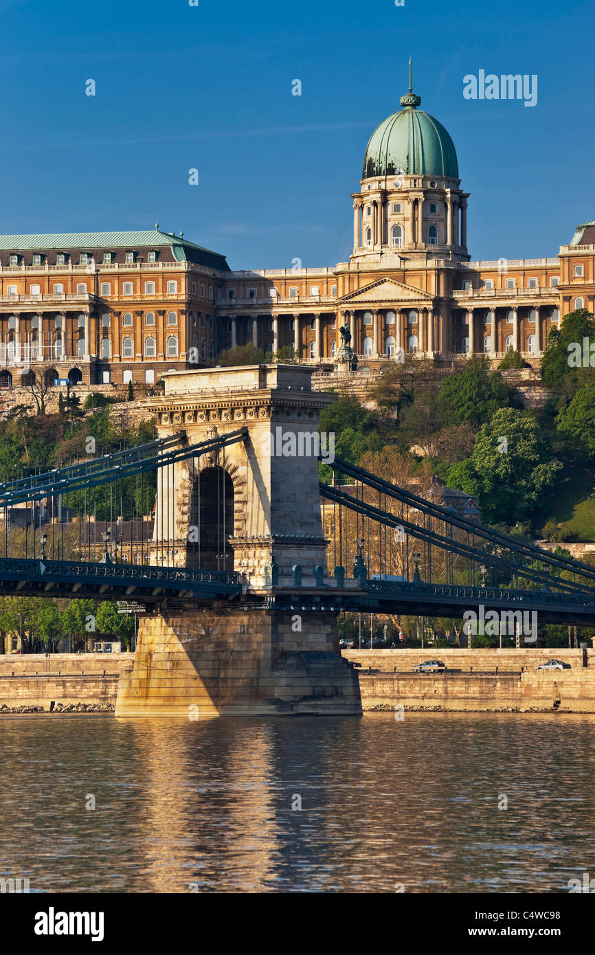 Blick auf Szechenyi Lánchíd Kettenbrücke und Budaer Burg in Budapest, Ungarn, Europa Stockfoto