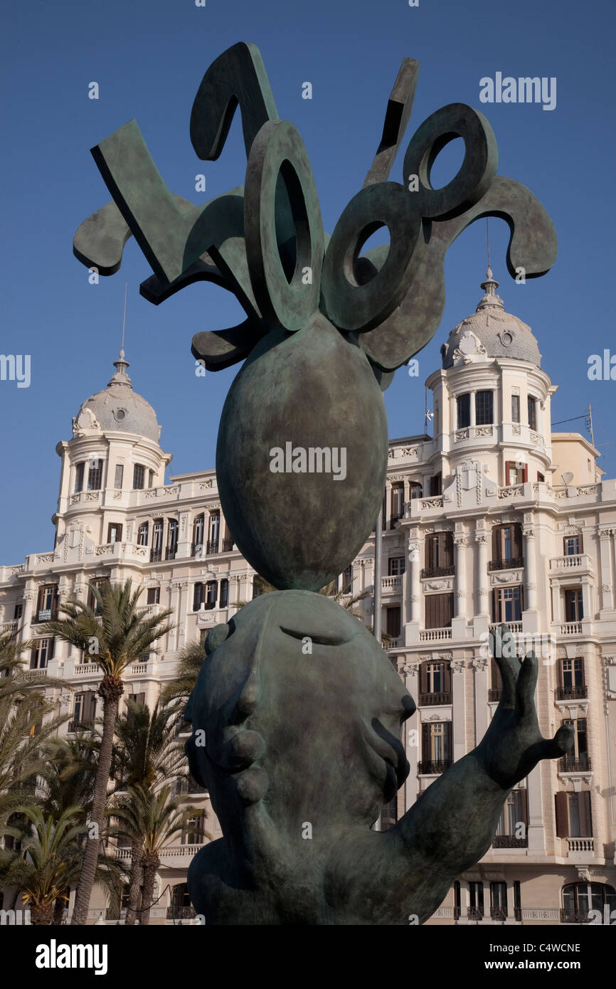 Modern Art Sculpture vor Carbonell Gebäude in Alicante, Spanien Stockfoto