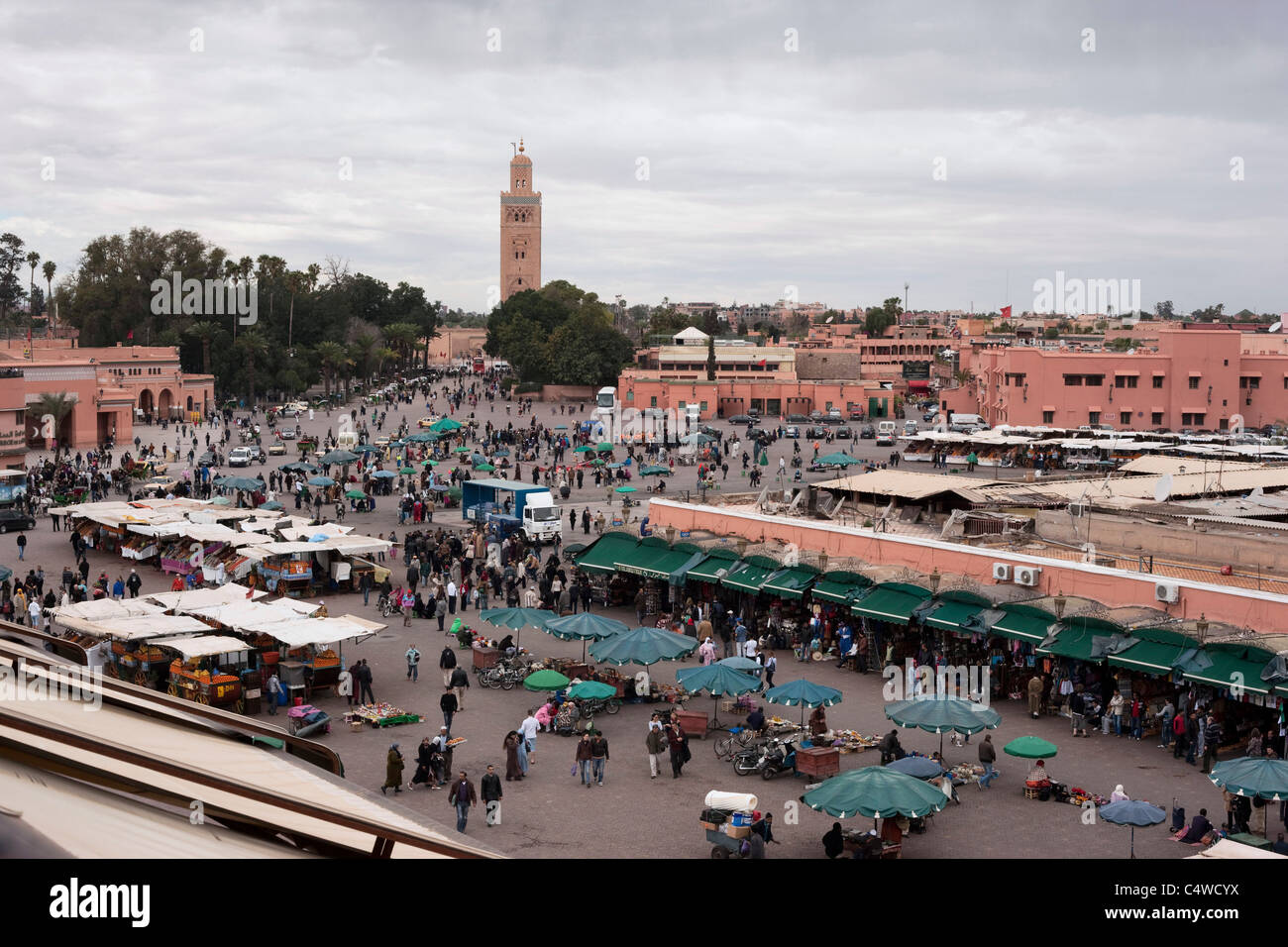 Platz Jemaa El Fna (Versammlung der Toten) mit der Koutoubia-Moschee im Hintergrund. Marrakesch, Marokko. Stockfoto
