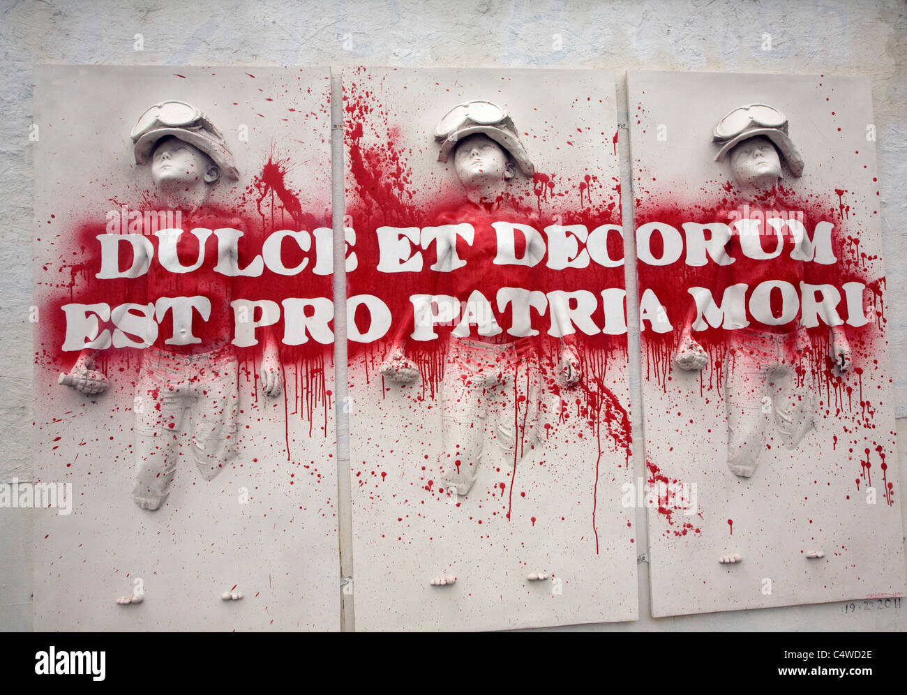 Ducle Et Decorum Est Pro Patria Mori Kunstwerk im Rahmen der Kampagne "Peace" in Parliament Square, Westminster, London Stockfoto