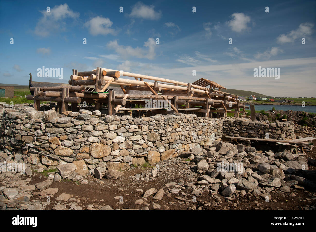 Eine Nachbildung Wikinger Langschiff Skidbladnir zu Haroldswick von Shetland The Viking Unst Project im Bau. SCO 7292 Stockfoto