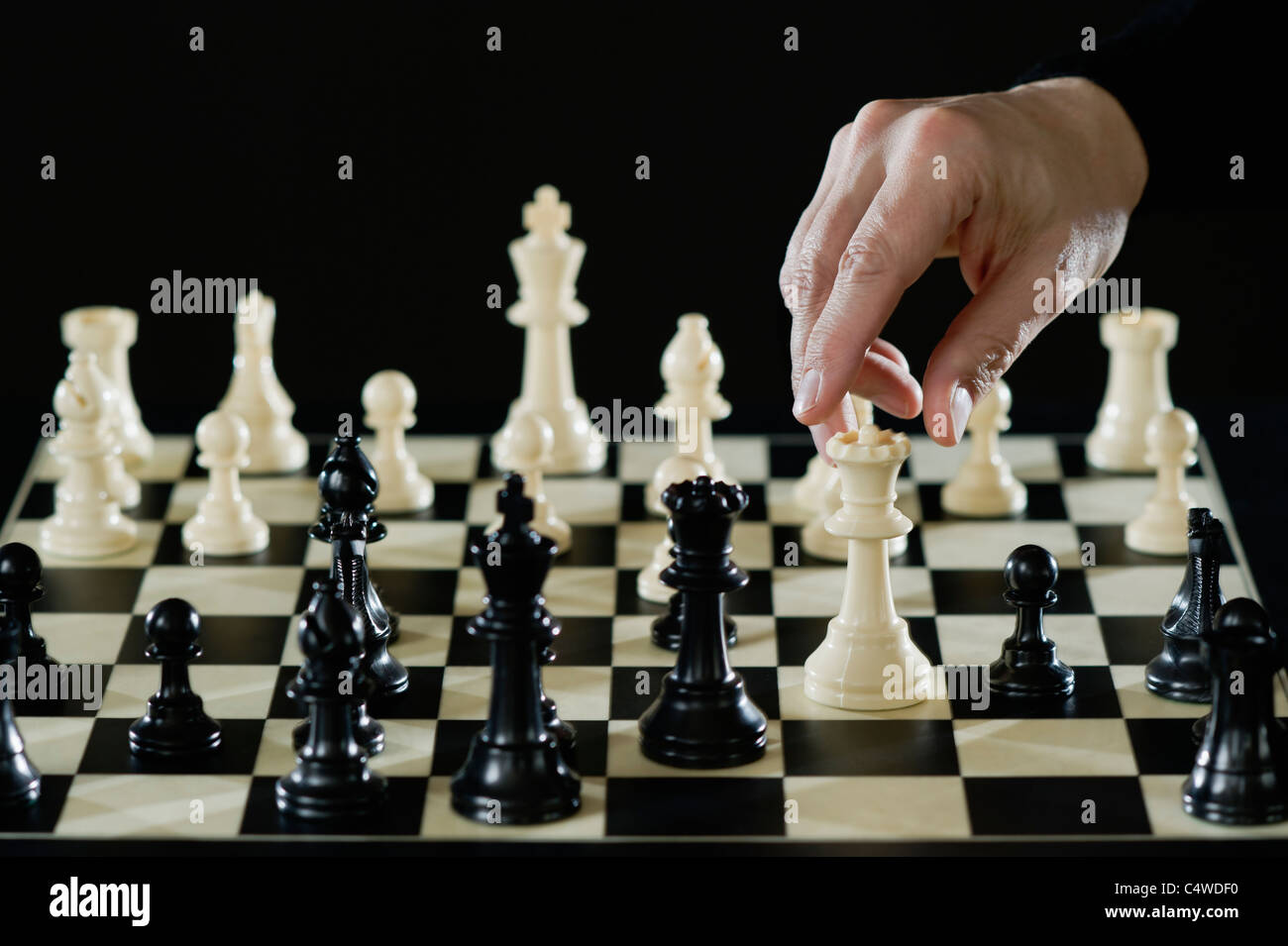 Nahaufnahme von Menschenhand spielt Schach Stockfoto