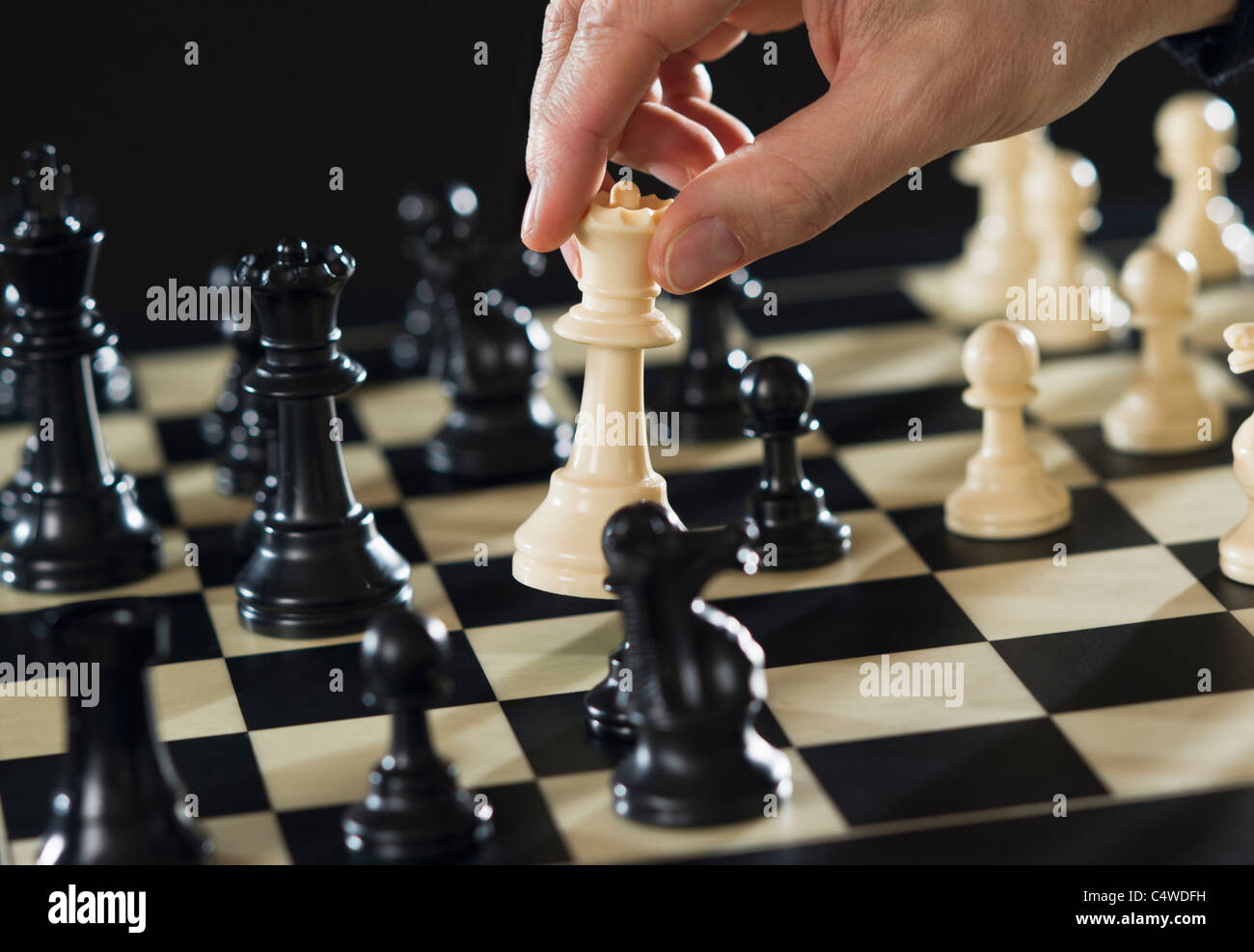 Nahaufnahme von Menschenhand spielt Schach Stockfoto