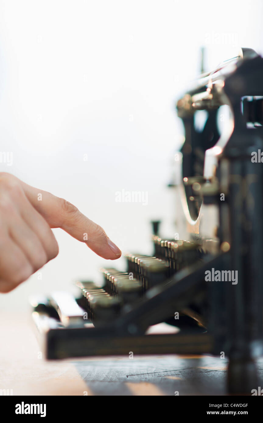 Nahaufnahme der Hand des Mannes auf antike Schreibmaschine zu tippen Stockfoto