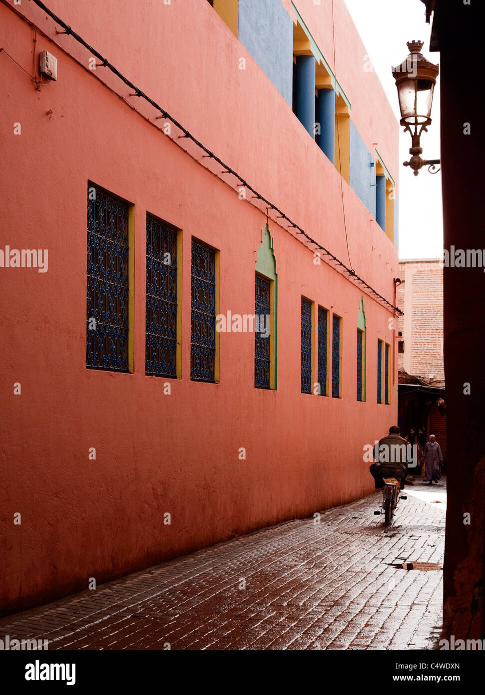 Das Labyrinth der Gassen in der Altstadt. Marrakesch, Marokko. Stockfoto