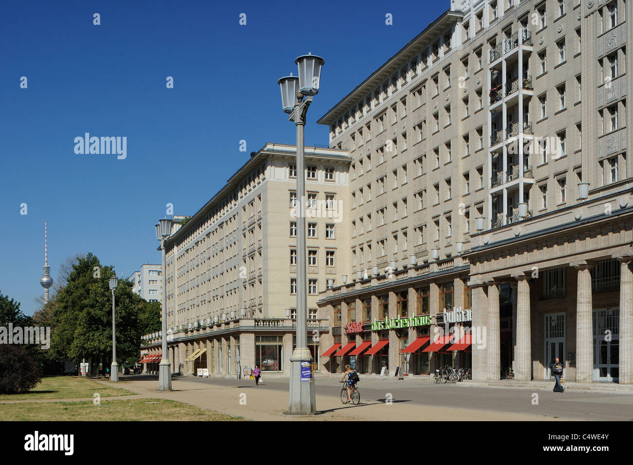 Karl-Marx-Allee, ehemalige Stalinallee, repräsentative Allee der ehemaligen DDR, Fernsehturm, Friedrichshain, Berlin, Deutschland, Stockfoto