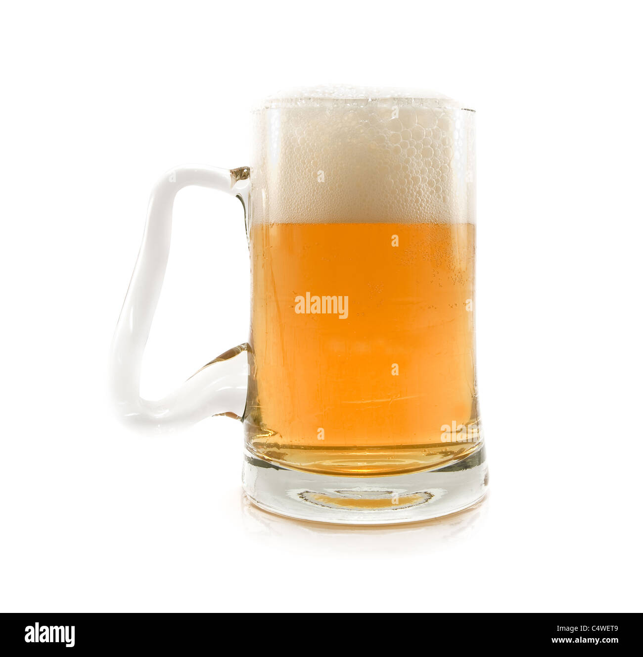 Glas Bier wird auf einem weißen Hintergrund isoliert Stockfoto