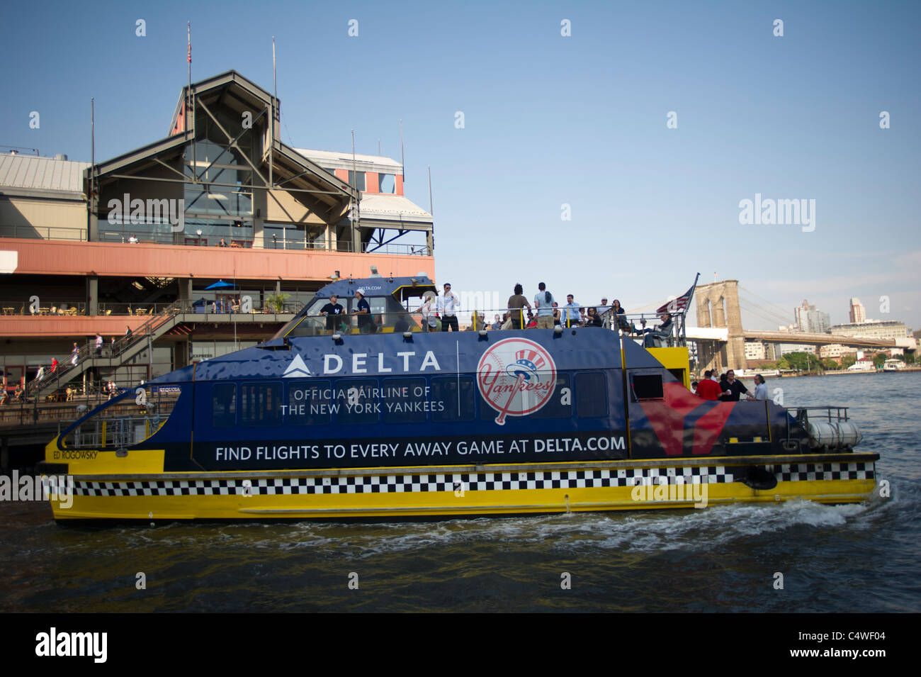 Ein New York Water Taxi fährt Pier 17 am South Street Seaport, Yankee-Fans zum Yankee Stadium zu nehmen Stockfoto