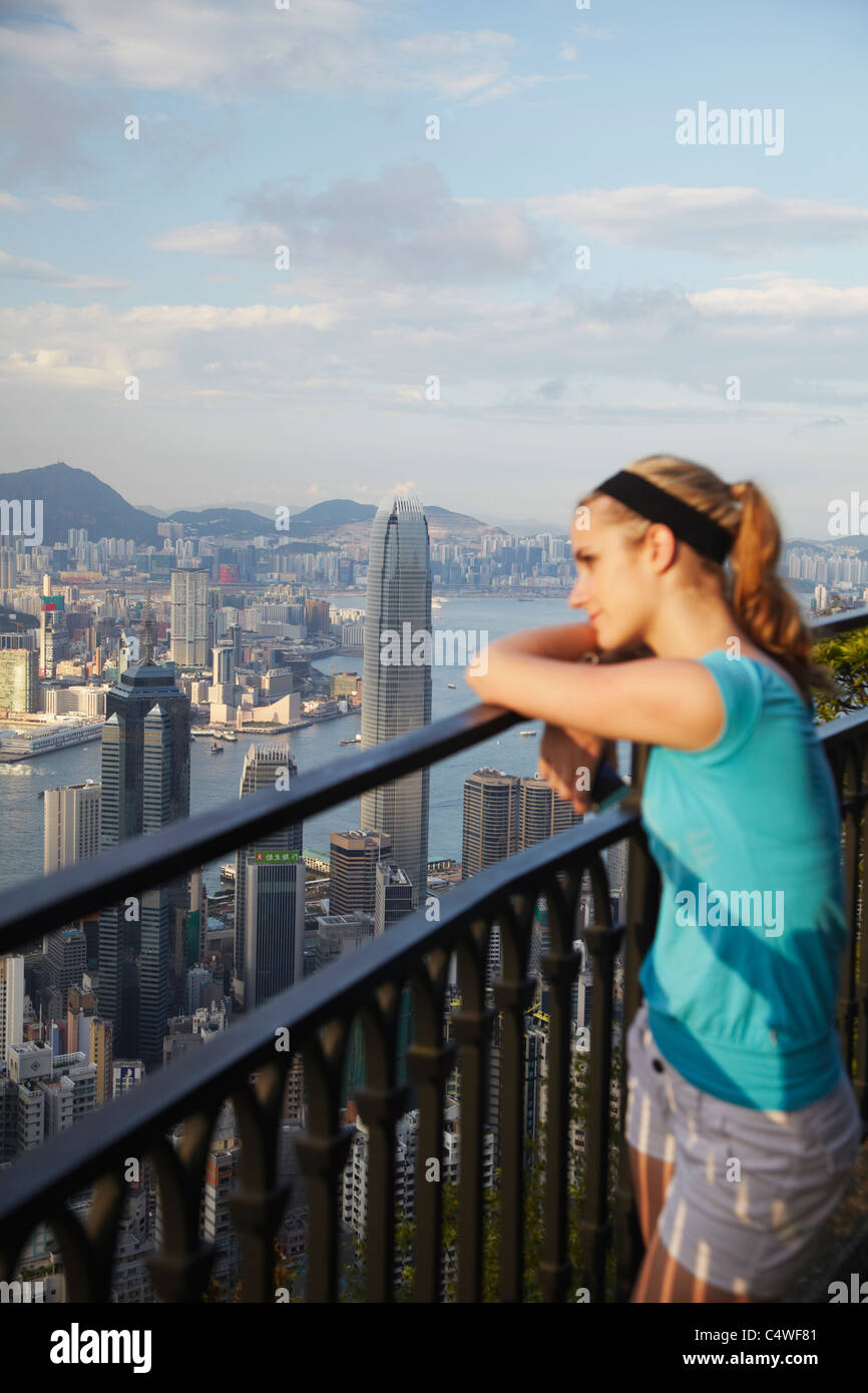 Frau, die Aussicht vom Victoria Peak, Hong Kong, China Stockfoto