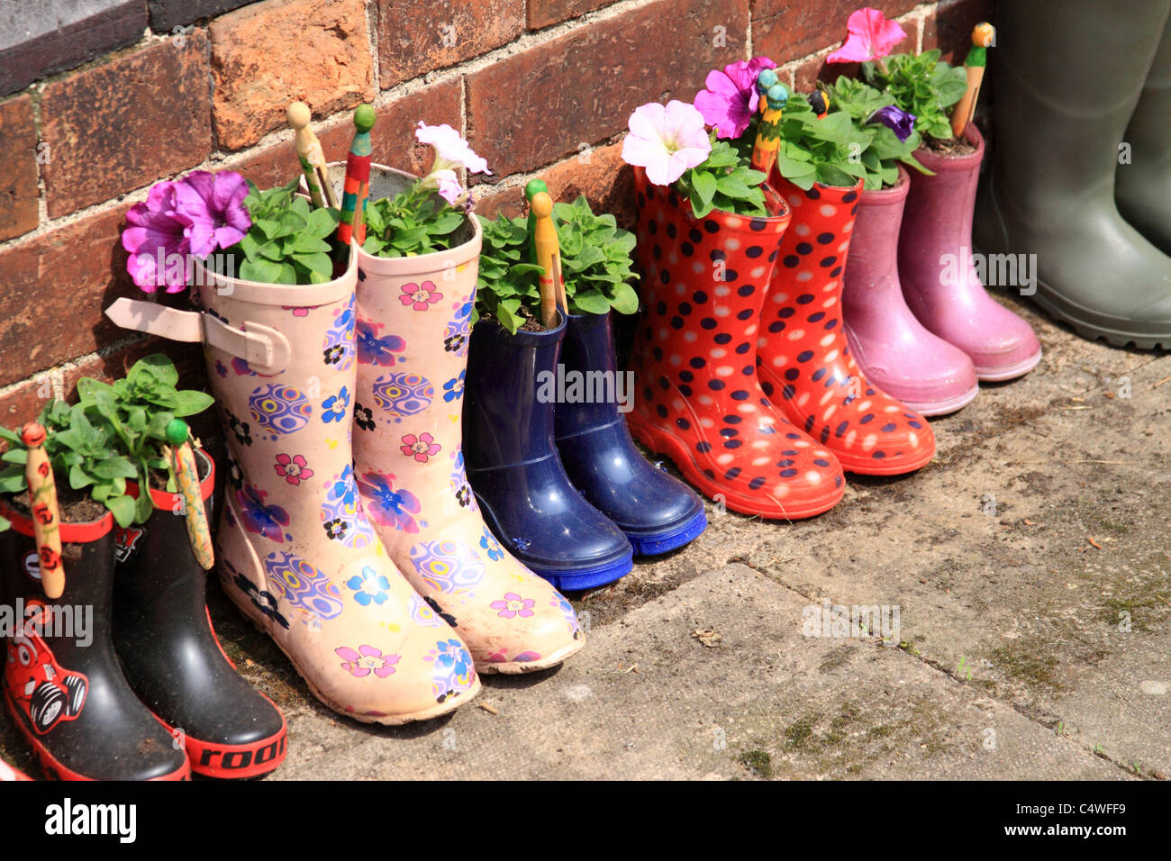 Blumen gepflanzt in Wellington Boots, Bewdley, Worcestershire, England, Europa Stockfoto
