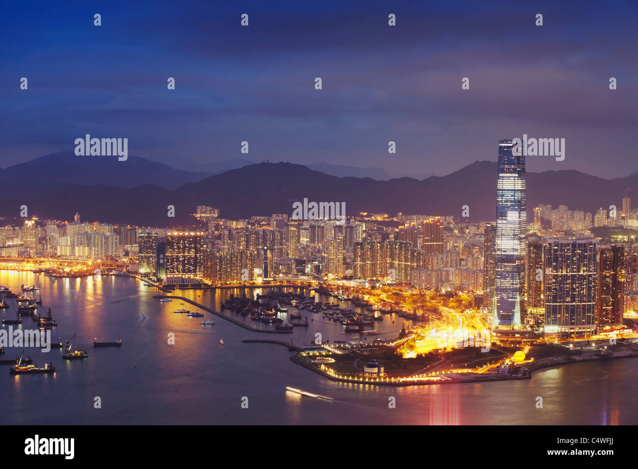 Ansicht des International Commerce Centre (ICC) und West Kowloon in der Abenddämmerung, Hong Kong, China Stockfoto