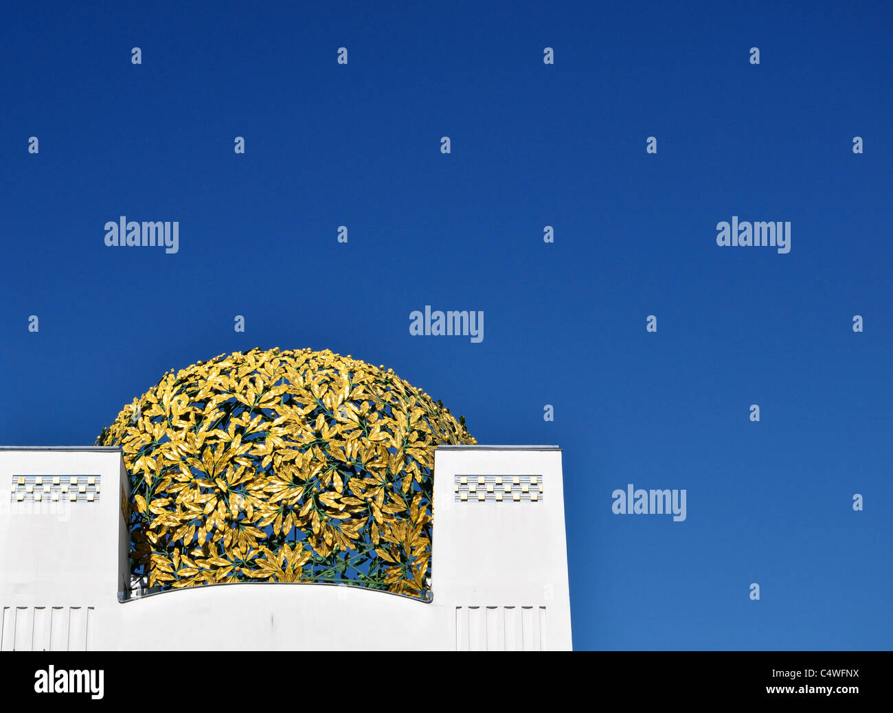 Goldene Jugendstil Kuppel des "Sezession" Museums in Wien Stockfoto