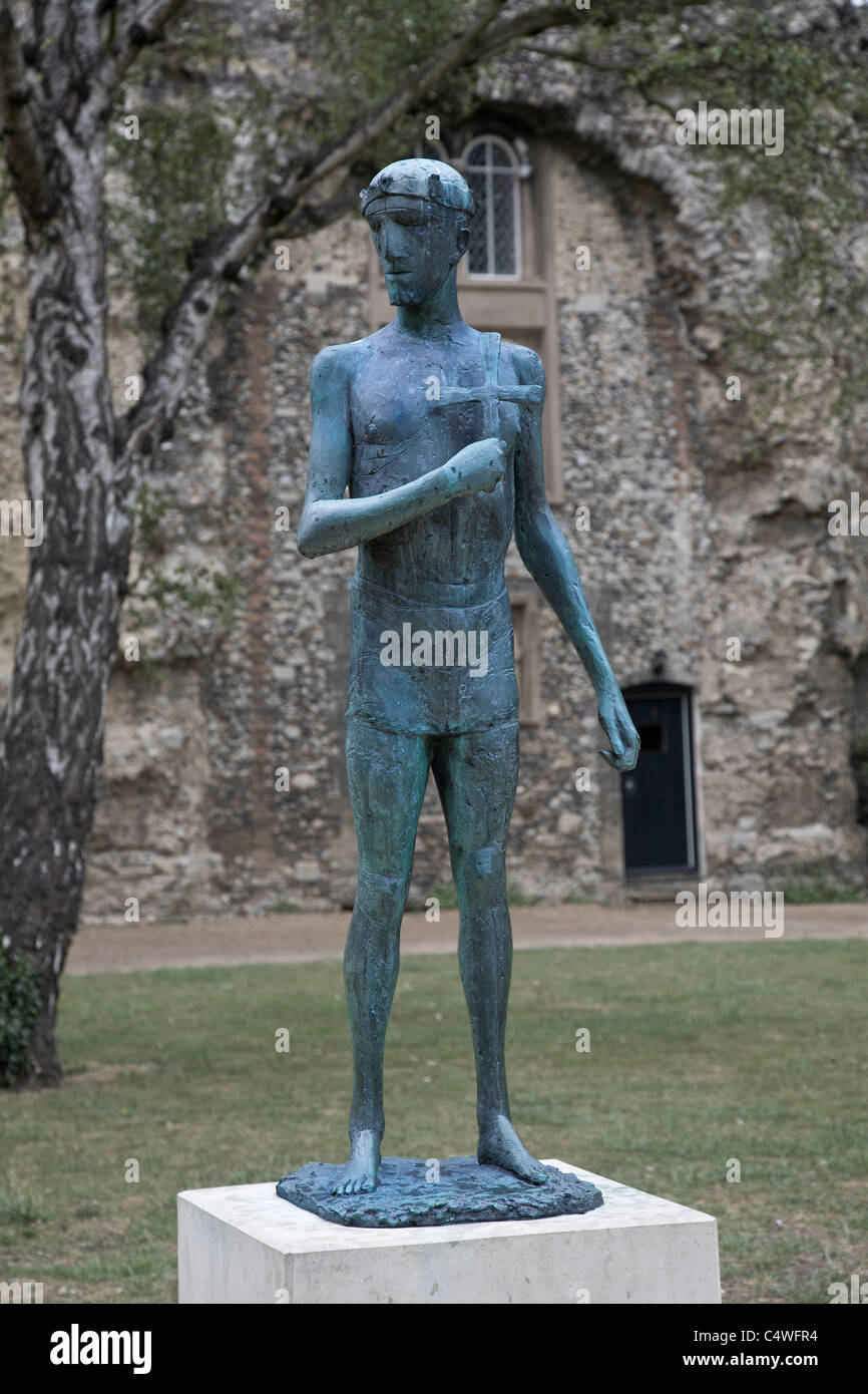 Die Statue des St. Edmund von Elizabeth Frink, 1976. In der Kathedrale Gelände, Bury St Edmunds, Suffolk, England, UK. Stockfoto