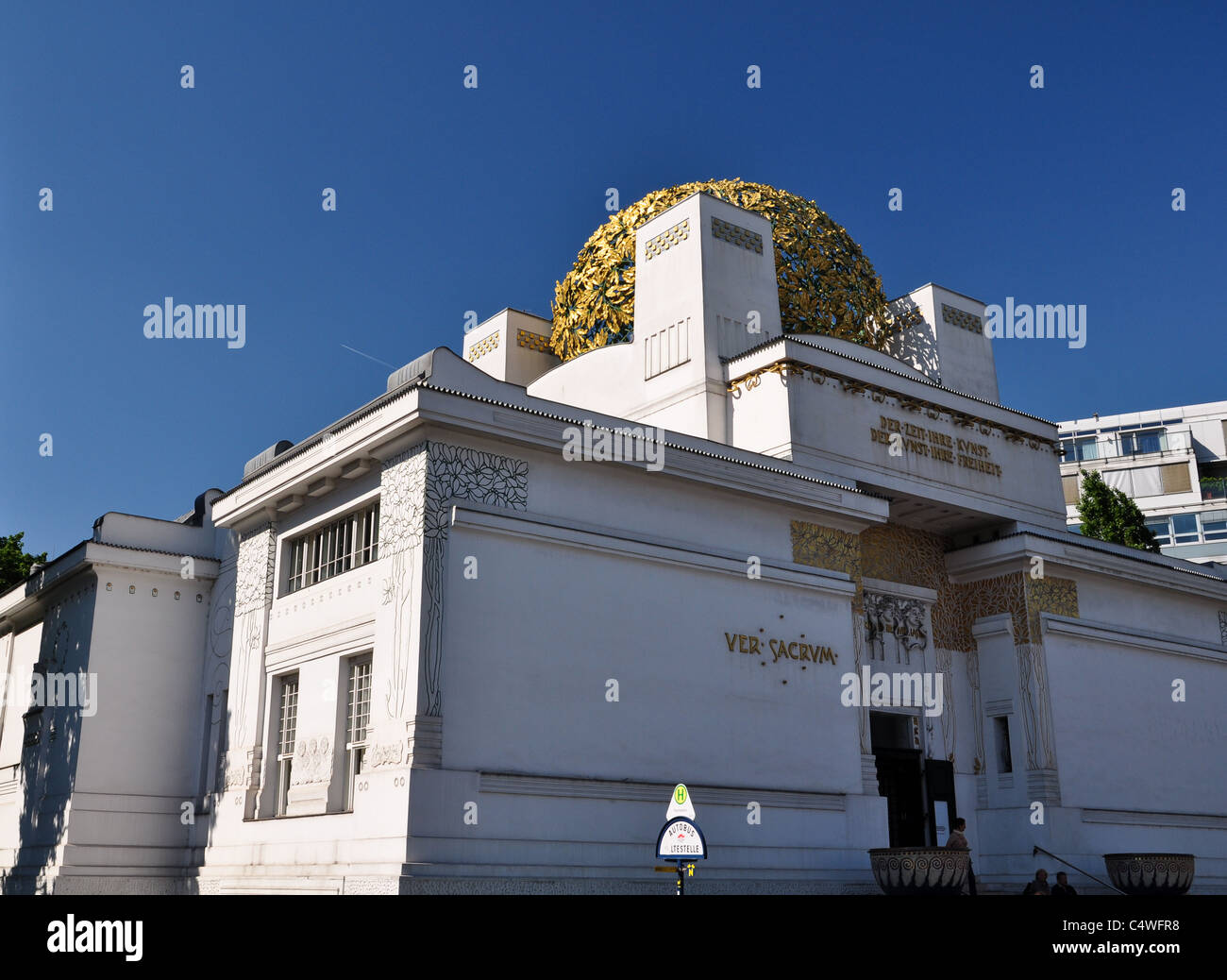 Goldene Jugendstil Kuppel des "Sezession" Museums in Wien Stockfoto