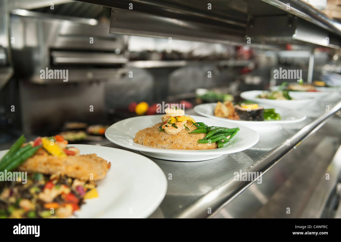 USA, New York State, New York City, Essen auf Tellern in der Küche Stockfoto