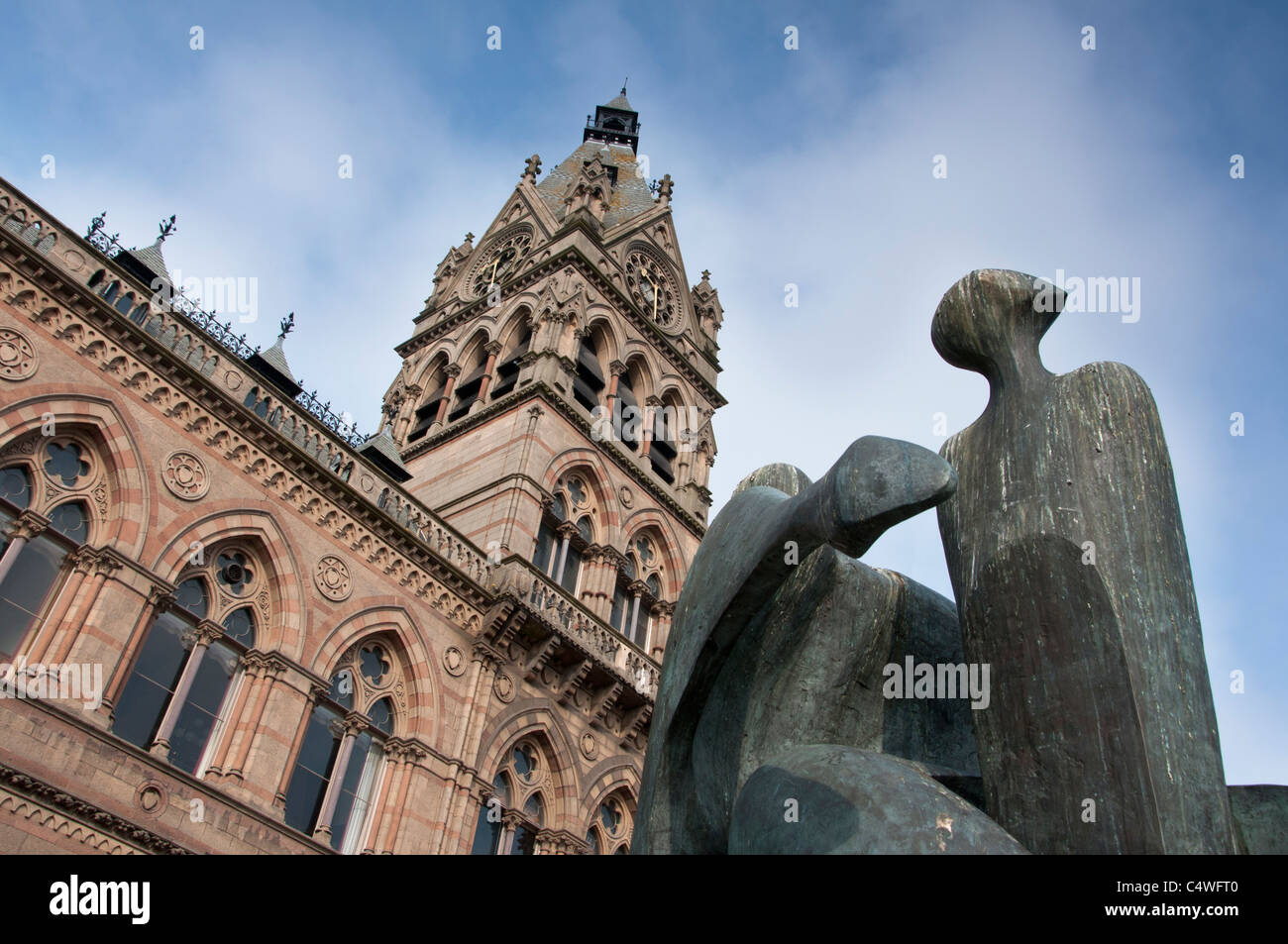 Moderne Skulptur in der traditionellen Architektur des Rathauses in Chester mischen. UK Stockfoto