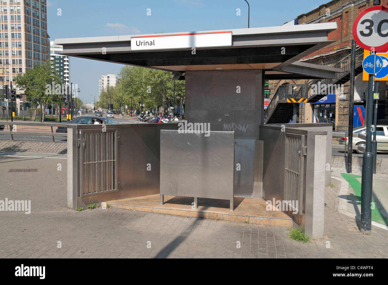 Eine externe Männer Urinal in der Nähe von mainline Bahnhof Vauxhall, London, England. Stockfoto