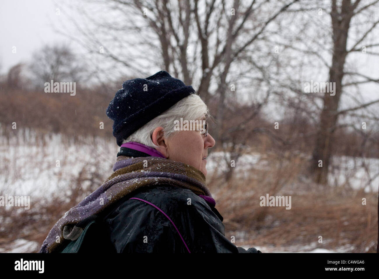 Aktive 62 Jahre alte Frau Wanderungen im Winter. Stockfoto