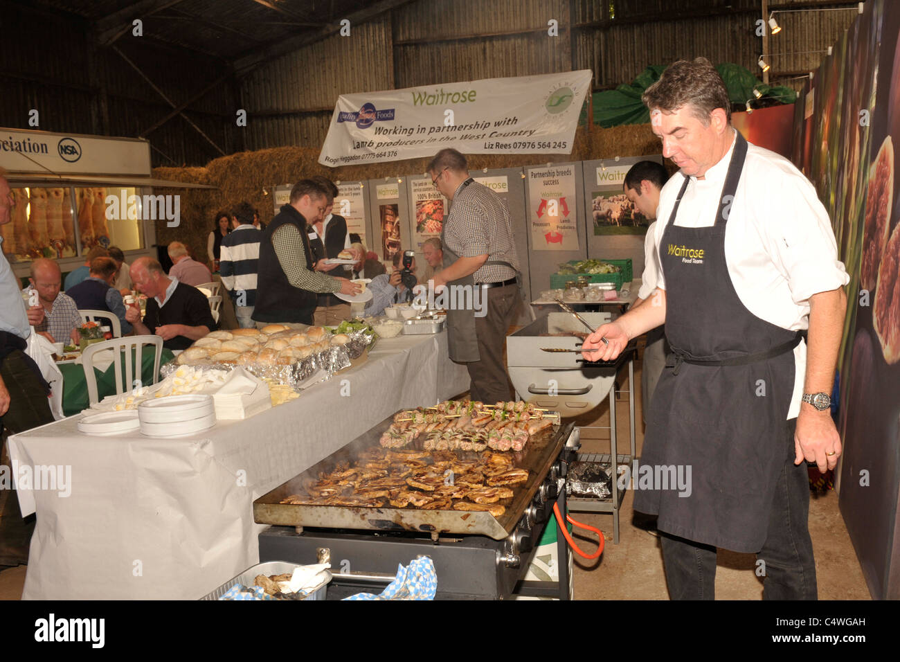 Waitrose Köche auf Grill Stockfoto