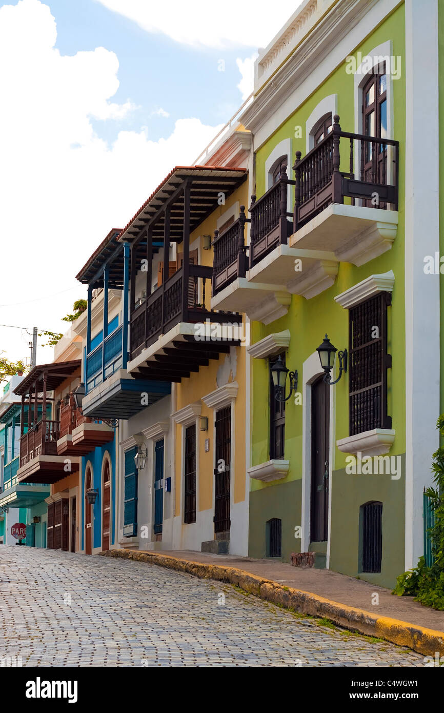 Eine Reihe von bunten Pastelltönen gestrichenen Häusern in Old San Juan Puerto Rico. Stockfoto