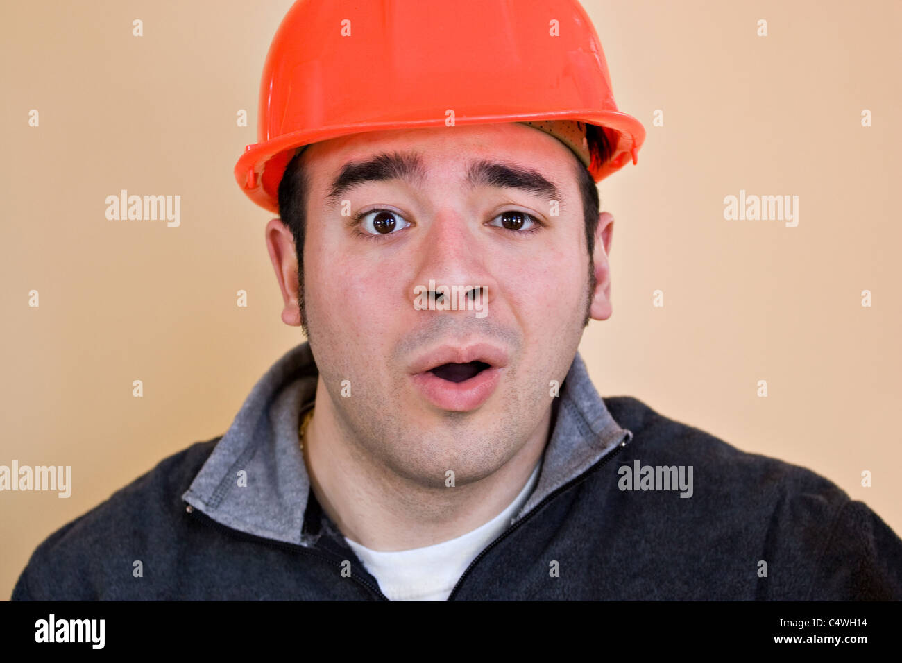 Dieser Bauarbeiter sucht sehr verwirrt. Stockfoto