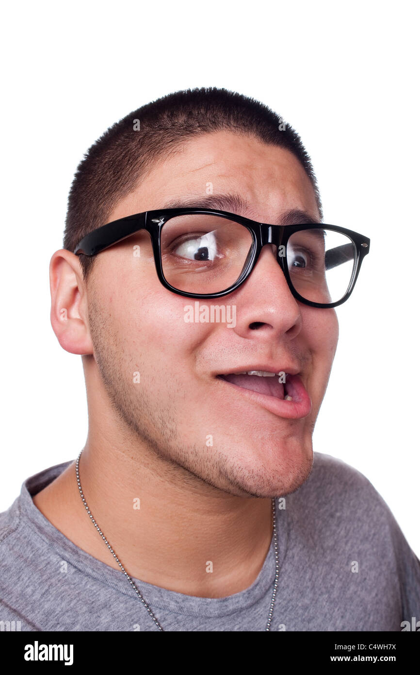 Ein goofy Mann mit trendigen Nerd Brille isoliert in weiß mit einem lustigen Ausdruck auf seinem Gesicht. Stockfoto