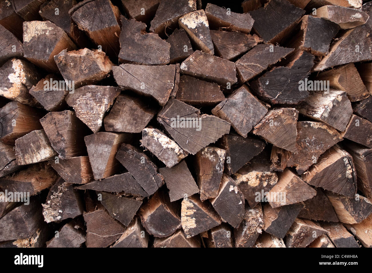 Detail von einem Holzstapel hautnah. Gestapelte Holzscheite bereit zum Brennen. Stockfoto