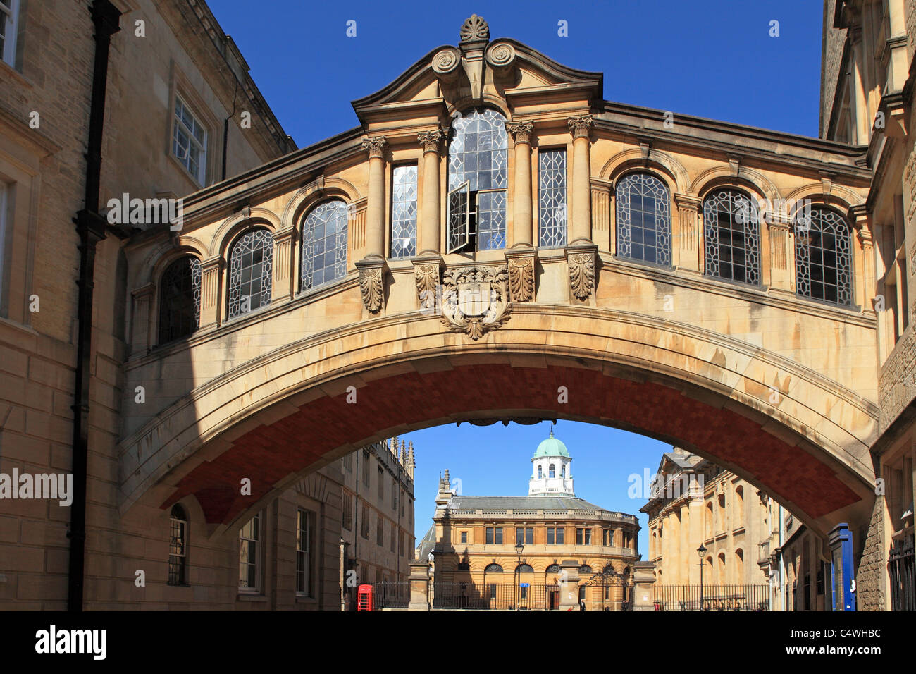 Die Seufzerbrücke führt über New College Lane in Oxford, England. Stockfoto