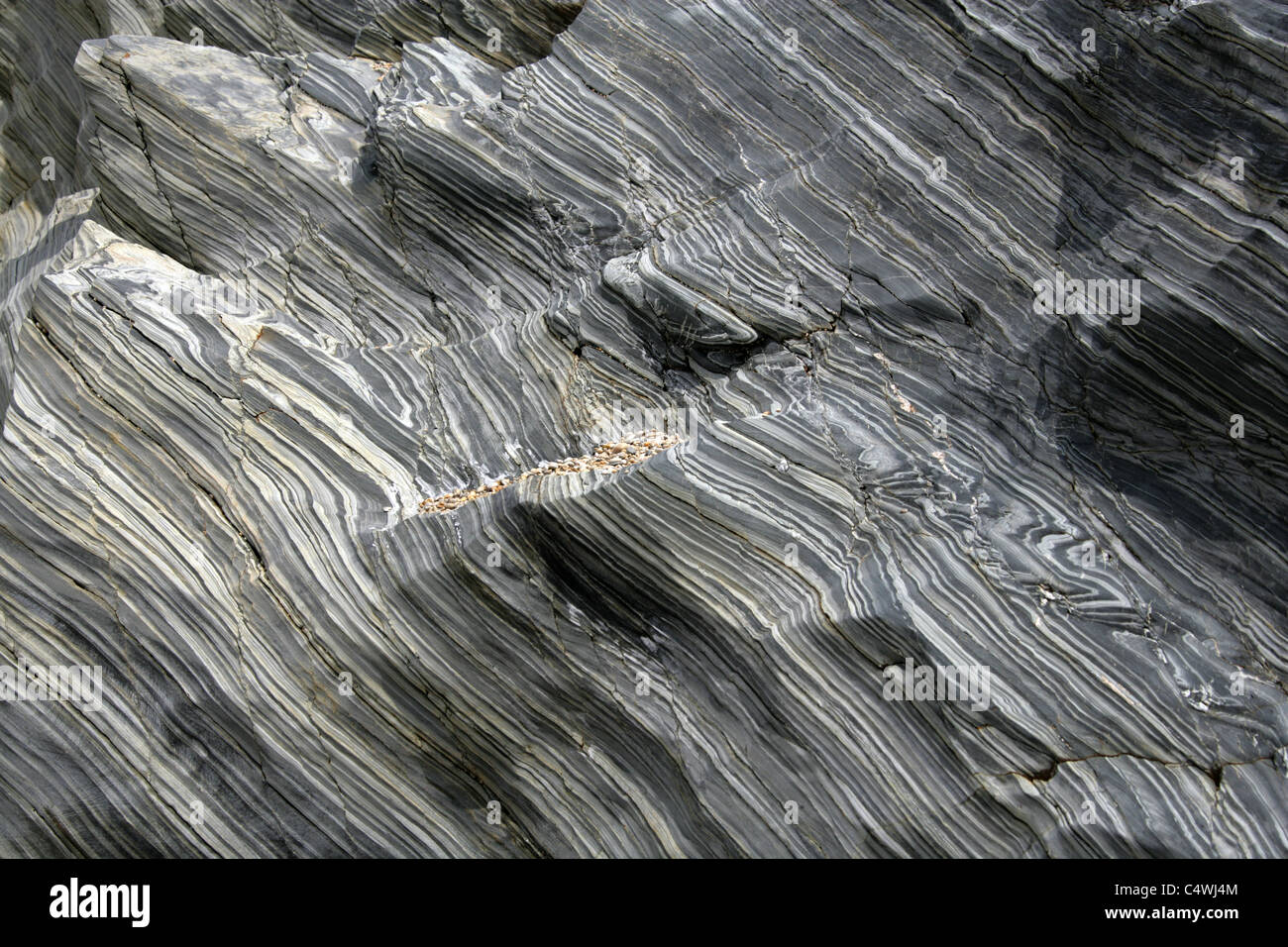 Schön gerastert Granitfelsen in die Klippen, Porthleven Strand, Cornwall, UK. Stockfoto