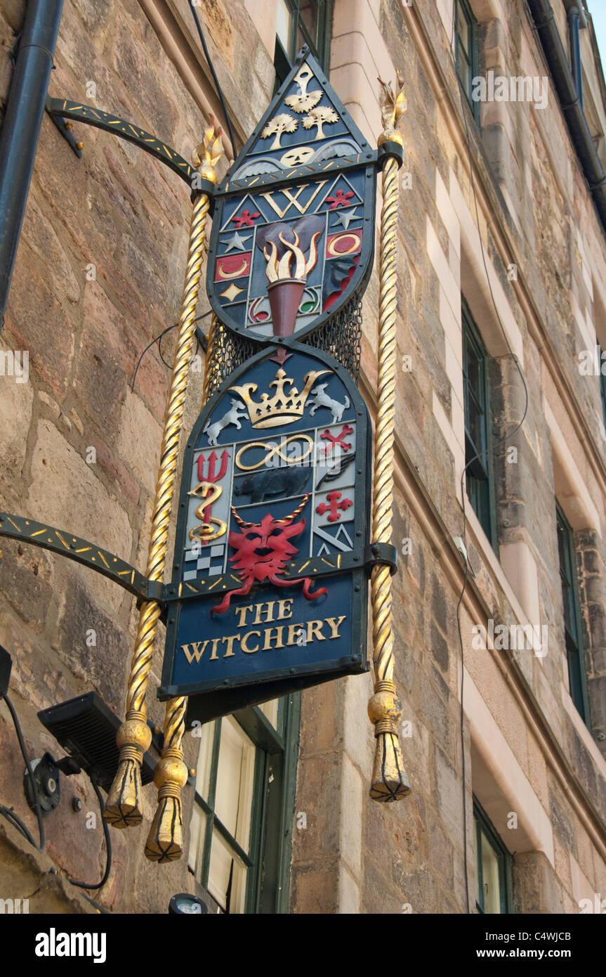 Schottland, Edinburgh, die Royal Mile. Witchery Sign. Stockfoto