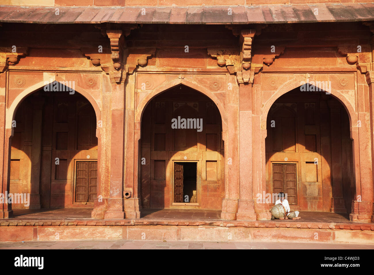 Man spielt Schlagzeug in Jama Masjid, Fatehpur Sikri (UNESCO-Weltkulturerbe), Uttar Pradesh, Indien Stockfoto