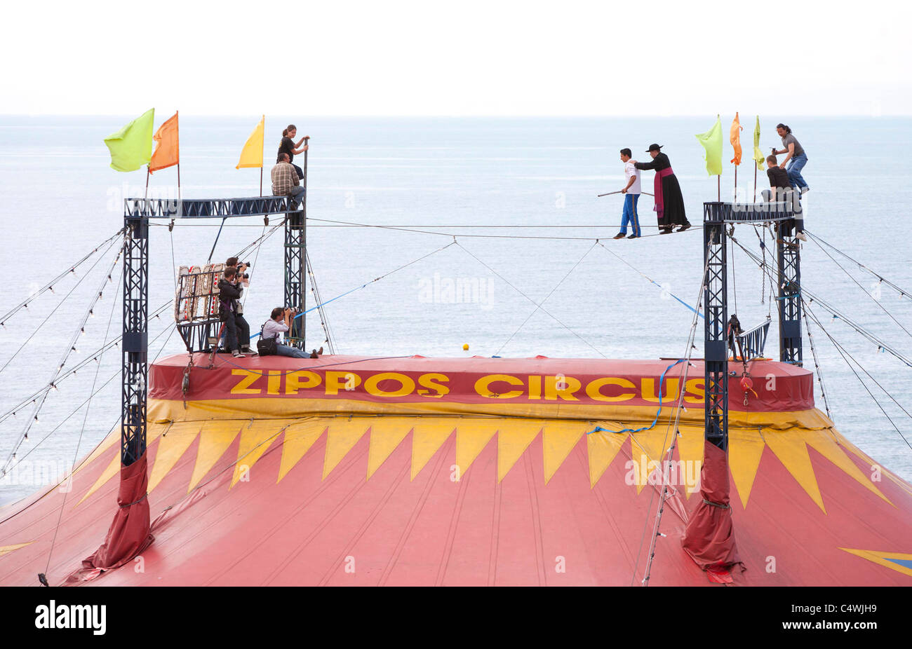 Vater Jerome Lloyd Draht geht 80ft über dem Boden mit Chico Marinhos von Zippos Zirkus auf Hove Rasen in Brighton. Stockfoto