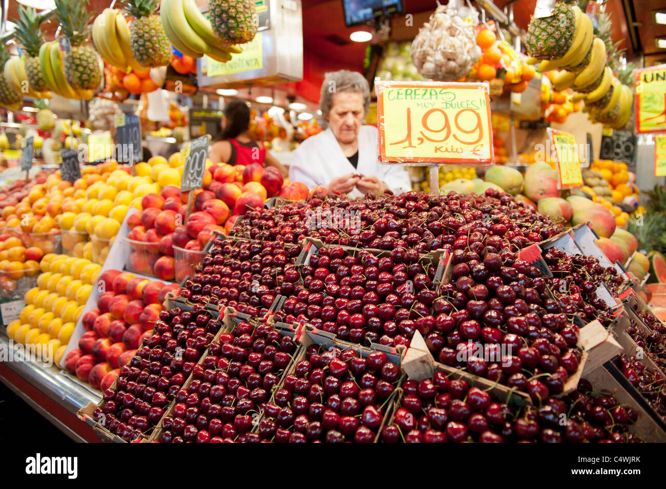 Frisches Obst und Gemüse laden am Markt "La Boqueria" in Las Ramblas von Barcelona Stockfoto Frisches Obst und Gemüse laden am Markt "La Boqueria" in Las Ramblas von Barcelona Stockfoto
