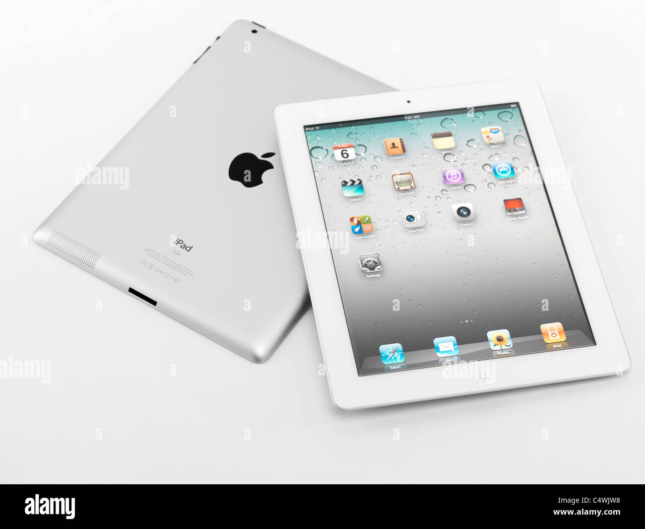 Zwei Apple iPad 2 Tablet Computer isoliert auf weißem Hintergrund Stockfoto